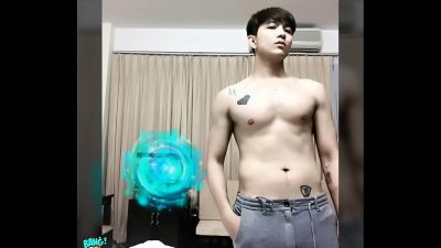 Ca sĩ 6 múi lên live show body và cu to quá